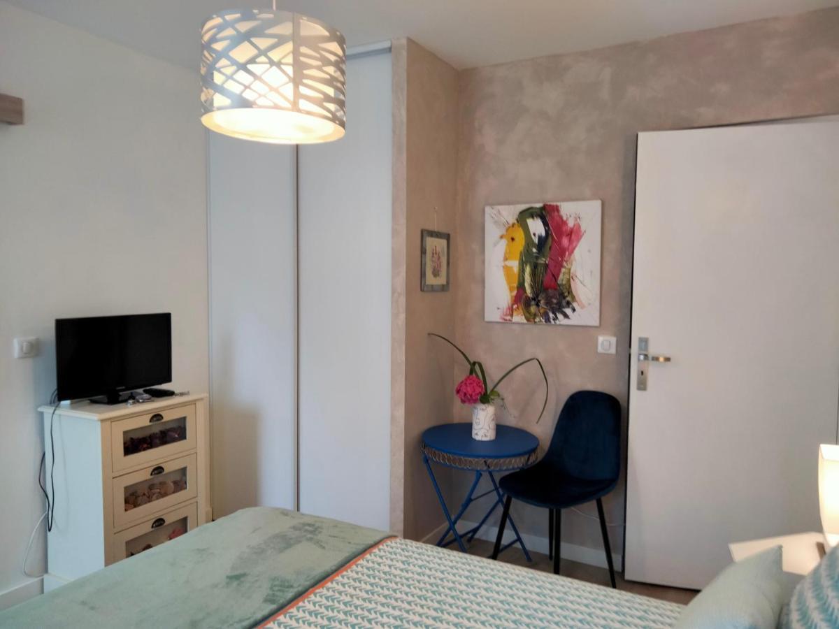 Les Chambres Hautes D'Anastasia Rodez Exterior photo